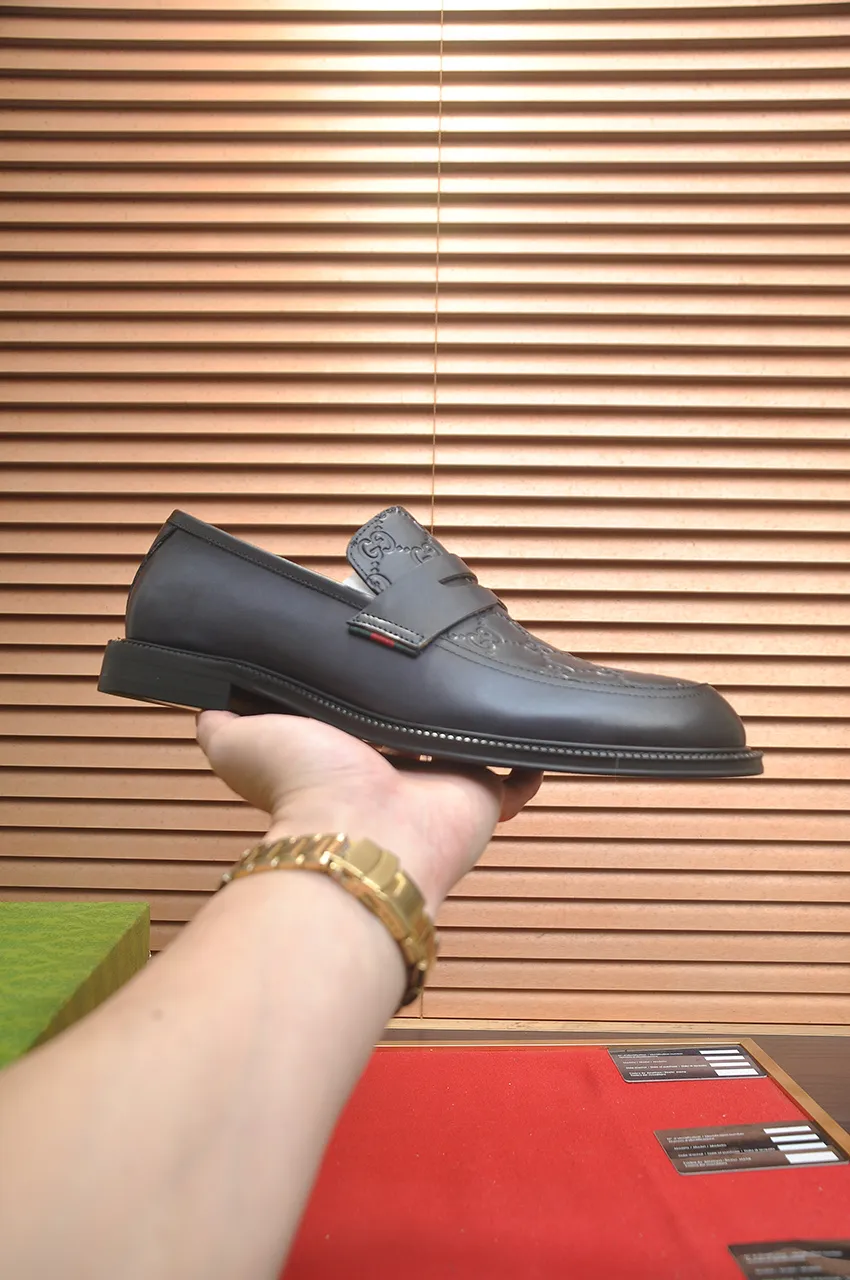 Men's shoes💰500💶Italy's top luxury men's shoe giant (GUCCI) (Gucci) (full cowhide lining) new arrival🍃Original European style🔰 Pleasant to the eye😍In order to make the shoes more durable and non-deformable🌀The production continues to follow traditional methods but there is still no lack of innovation💪Choose original sheepskin for the leather♻️ Smooth and natural And extra bright ⭐Made of imported cowhide, the first choice of rich people 38-45 (45 customized)